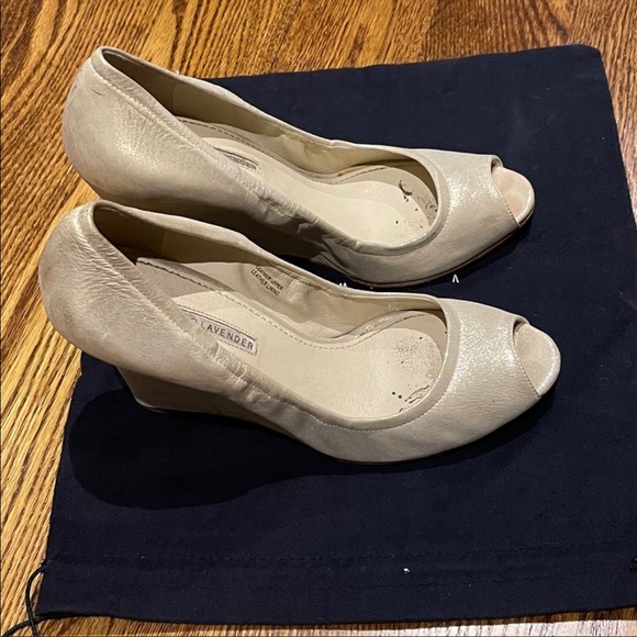 VERA WANG LAVENDER gold wedge peep toe sandals - Picture 7 of 7